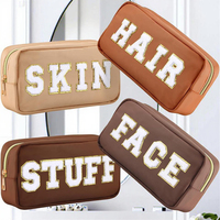 Trousse à Maquillage pour Femmes en Nylon Imperméable de Haute Qualité avec Lettre en Chenille Pailletée, Sherpa, et Fermeture Éclair, Petite Pochette Cosmétique Preppy avec Patch