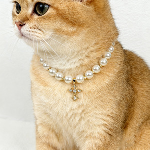 Collar de Perlas Barrocas de Lujo con Cruz de Cristal, Elegante Gargantilla para Gatos, Joyería Vintage Brillante para Perros Pequeños - Product Image 3