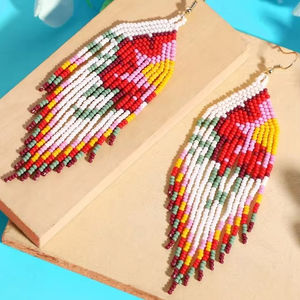 Pendientes de gota con cuentas étnicas de moda hechos a mano, forma personalizable en varios colores para fiestas - Product Image 1
