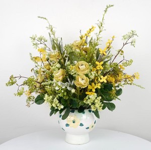 Bouquet Artificiale di Ranuncoli Giallo Pallido, Set Floreale Finto Verde e Bianco con Vaso in Ceramica Dipinto a Mano - Product Image 1