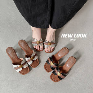 Sandales compensées rétro en tricot à col en V, élégantes et polyvalentes, avec talon carré, parfaites pour les journées décontractées. - Product Image 6