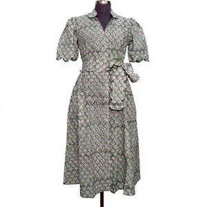 Robe midi pour femme en coton 100% écoresponsable Kangura, coupe trapèze moderne à motif floral délicat, col en V, manches courtes boutonnées - Product Image 1
