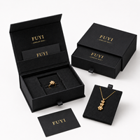 Coffret à bijoux en carton rigide écologique avec pelliculage brillant et gaufrage, couvercle magnétique à rabat, logo personnalisé et inserts en velours