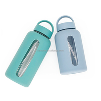 Nouveauté : Tasse de voyage Wecan en verre borosilicate haute résistance, personnalisable avec logo et couleur, avec poignée, couvercle et manchon en silicone pour le camping et la randonnée