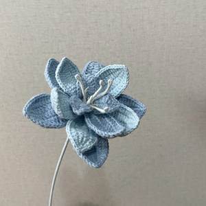 Bouquet d'<span class=keywords><strong>Amaryllis</strong></span> au Crochet Fait Main de Qualité Supérieure – Artisanat Floral Tricoté Exquis – Décoration de Table – Arrangement de Luxe pour la Maison - Product Image 1