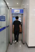 Détecteur de métaux en arche KMS étanche pour extérieur, 60 personnes par minute, avec contrôle de la température pour les entrées de stades et de stations de métro