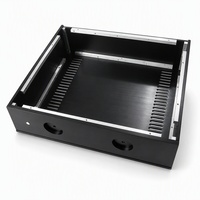 Boîtier en acier noir mat thermolaqué, rails de support en aluminium pliés avec précision, base ventilée pour contrôle industriel