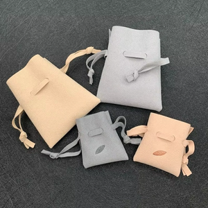 Pochette à bijoux en microfibre suédée beige personnalisée avec logo en relief 10x10+10cm - Product Image 4