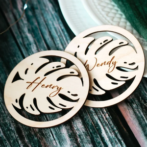 Segnaposto Personalizzato <span class=keywords><strong>in</strong></span> <span class=keywords><strong>Legno</strong></span> a Forma di Foglia di Monstera - Sottobicchiere per <span class=keywords><strong>Tavolo</strong></span> Nuziale Tropicale, Bomboniera per Feste - Product Image 1