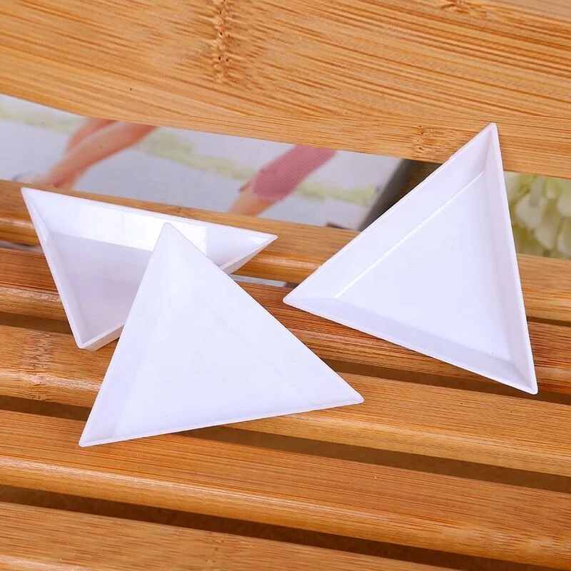 Оптовая продажа, белые пластиковые треугольные лотки для дизайна ногтей со стразами