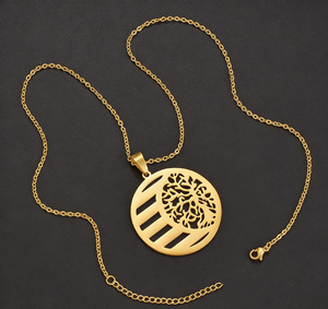 Collier avec <span class=keywords><strong>pendentif</strong></span> <span class=keywords><strong>arbre</strong></span> <span class=keywords><strong>de</strong></span> <span class=keywords><strong>vie</strong></span> gravé sur mesure Qiuhan, en acier inoxydable, personnalisé avec des noms - Product Image 2