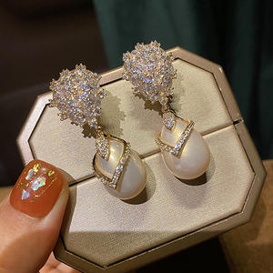 Boucles d'oreilles pendantes de luxe plaquées or E4057 avec fausses perles baroques blanches de qualité AAA, bijoux de fête pour femmes - Product Image 6