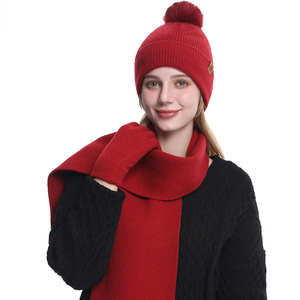 <span class=keywords><strong>Bonnet</strong></span> en tricot torsadé <span class=keywords><strong>avec</strong></span> logo personnalisé pour femmes, <span class=keywords><strong>avec</strong></span> écharpe assortie et <span class=keywords><strong>gants</strong></span> chauds Ensembles de chapeaux et <span class=keywords><strong>gants</strong></span> écharpe classique pour temps froid quotidien - Product Image 4