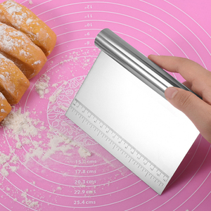Coltello da Cucina Professionale in Acciaio Inossidabile per Tagliare Torte, Impasti, Pane, Pasticceria e Pizza con Scala di Misurazione - Product Image 3