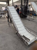 Convoyeur à bande inclinée à haute efficacité avec bande latérale à crampons pour le levage de matériaux granulaires dans un système de traitement automatisé