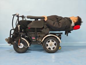 <span class=keywords><strong>Fauteuil</strong></span> <span class=keywords><strong>roulant</strong></span> électrique tout-terrain à double poignée à moteur différentiel haute puissance pour équipement de réadaptation - Product Image 4