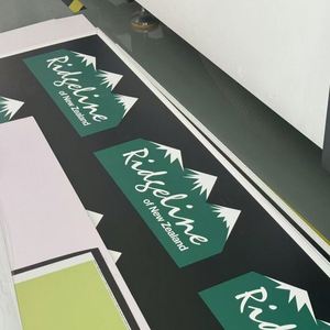 Pancarta de Espuma con Impresión UV Personalizada, Logotipo en Colores Brillantes, Letrero Publicitario de PVC - Product Image 3