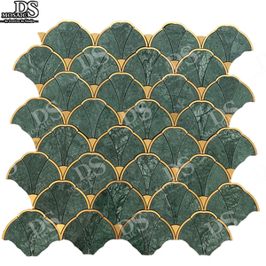 Carreaux de mosaïque <span class=keywords><strong>en</strong></span> marbre vert indien irrégulier effet jet d'eau, avec bordure <span class=keywords><strong>en</strong></span> laiton doré, <span class=keywords><strong>pour</strong></span> murs et sols de salle de bain d'hôtel – Matériau <span class=keywords><strong>en</strong></span> pierre – Vente chaude - Product Image 1