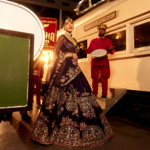 Lehenga Choli de Seda Morada para Mujer con Bordado Dorado, Traje Tradicional Indio Pakistaní para Boda, Largo hasta el Suelo, Corte Holgado - Product Image 1