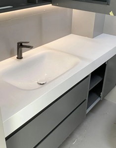 Armoire <span class=keywords><strong>de</strong></span> <span class=keywords><strong>salle</strong></span> <span class=keywords><strong>de</strong></span> <span class=keywords><strong>bain</strong></span> grise avec un comptoir en pierre blanche intégré, un lavabo intégré, un miroir avec armoire intégrée et une bande lumineuse cachée - Product Image 4