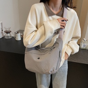 Sac à bandoulière japonais simple de grande capacité, couleur unie, polyvalent, léger, pour les trajets quotidiens et les étudiants - Product Image 4