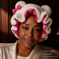 Bonnet de nuit confortable en polaire pour femme, bonnet ajustable doublé satin avec nœud en peluche et sangle élastique pour le soin des cheveux avant le sommeil