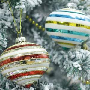 Adornos Navideños Colgantes en Forma de Bola para Decoración Navideña 2025 - Product Image 4