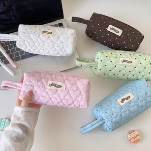 กระเป๋าเครื่องสำอางลายหัวใจแบบควิลท์ ซิปสีขาว กระเป๋าใส่เครื่องสำอางโพลีเอสเตอร์ กระเป๋าใส่ของใช้ในห้องน้ำสำหรับเดินทางพร้อมหูหิ้ว - Product Image 2