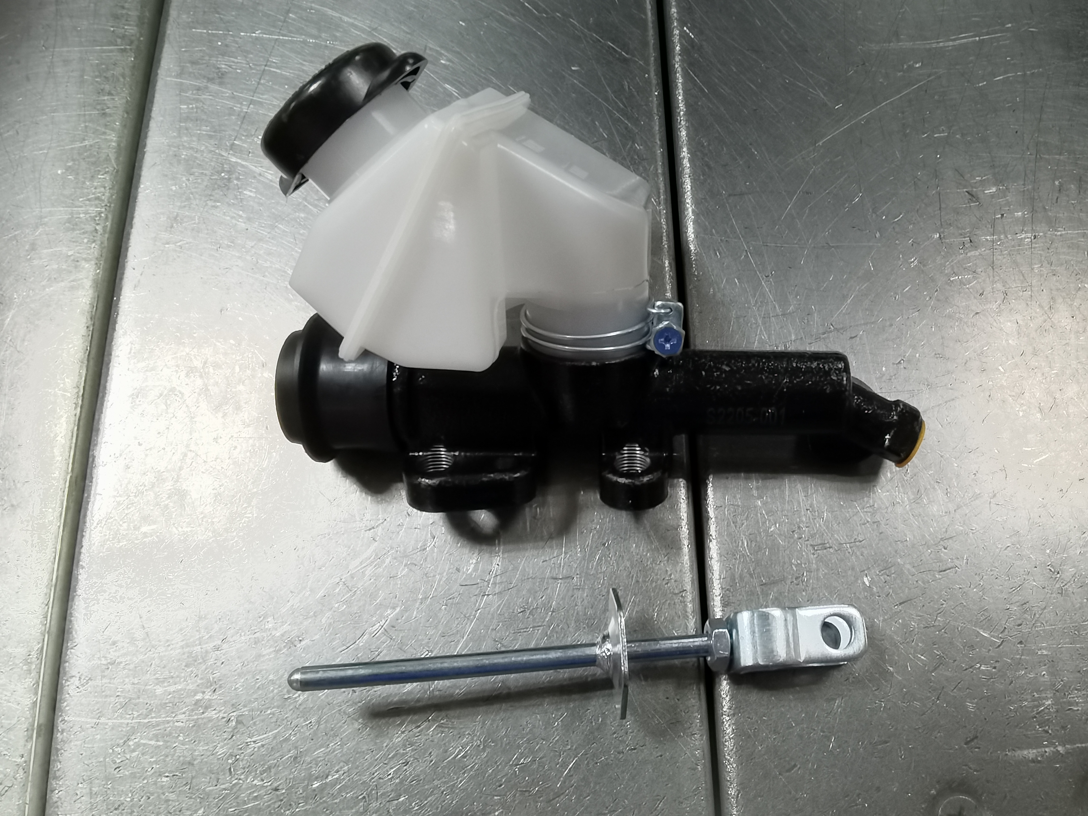 New Auto Parts High Quality Clutch Master Cylinder 31420-1810 31420-E0010 for Hino FC FD FX GD GX
