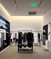 Ensemble de présentoirs pliables et réglables en hauteur, écologiques et personnalisés, en métal noir, pour magasin de vêtements féminins minimalistes