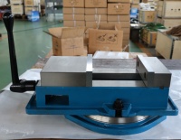 Étau de machine CNC Tiger série QM, mâchoires réglables 4 directions, en fonte, pour centre d'usinage 4/5 axes, accessoires d'outillage haute précision