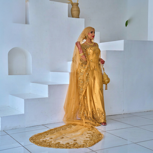 Robe de bal spéciale en satin doré, brodée, avec traîne chapelle, sans manches, col bateau, dos nu, écologique, 100% coton, longueur ras du sol - Product Image 1