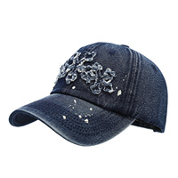 Casquette de sport réglable en denim 6 panneaux, style streetwear américain de luxe, effet vieilli, avec patch PVC floral croisé et bords bruts effet encre éclaboussée