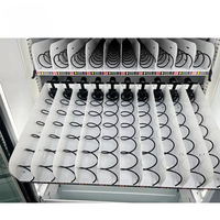 Distributeur automatique métallique avec écran tactile 10,1 pouces, réfrigérateur, gestion cloud et options de paiement multiples pour hôtels et usage en extérieur