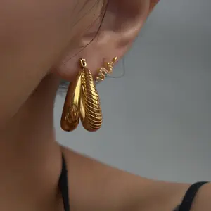 2024 Dazan nuevo diseño único 18K chapado en oro hipoalergénico Acero inoxidable deslustre libre trenzado doble cuerno pendientes para mujeres