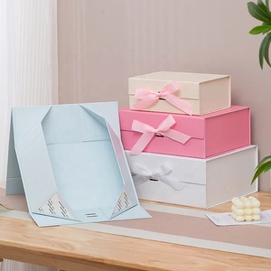 Boîte cadeau magnétique pliable avec gaufrage et revêtement UV, doublure en éponge, emballage auto-érecteur pour vêtements, taille et couleur personnalisables - Product Image 2
