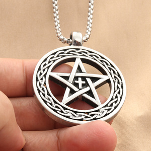 Collier avec pendentif rond en acier inoxydable pour hommes, avec étoile à cinq branches, design géométrique rétro, bijoux de style punk - Product Image 4