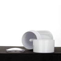 En stock 30g vide noir blanc clair déodorant bâton conteneur rond torsion vers le haut bâton baume à lèvres bouteille déodorant bâton Tube