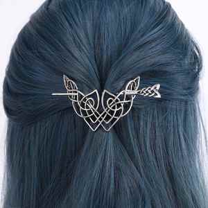 Pince à cheveux rétro viking avec nœud celtique, élégante et décontractée, accessoire de fête de style norvégien, cadeau d'anniversaire - Product Image 2