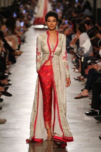 Belle et Élégante Longue-Veste-avec-Pantalon-robe avec beau travail applique pour la Fête/Mariage = 2020 .. - Product Image 2