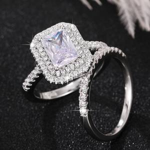 Anillo de Compromiso de Diamante Corte Esmeralda en Oro Blanco para Mujer Q194, Color D Natural, Engaste Halo - Product Image 4