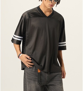 Camiseta de manga corta con cuello en V para hombre, estilo vintage, con diseño hueco, estilo europeo americano, con bloques de color y rayas. - Product Image 1