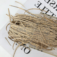 Papier recyclable imprimé style journal anglais rétro, garnissage en raphia de soie, vente en gros, décoration artisanale pour boîte cadeau Saint-Valentin