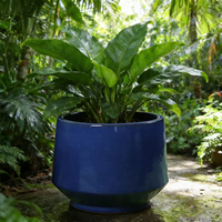 Pots et jardinières en céramique blanche robuste pour une exposition en extérieur toute l'année