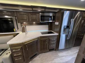 รถบ้านสุดหรู Entegra Accolade 2.35 เมตร ปี 2023 สีขาว สำหรับครอบครัว พร้อมมาตรฐานไอเสียยูโร 5 และรองรับผู้โดยสาร 4-6 คน - Product Image 4