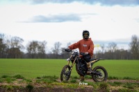 Moto tout-terrain électrique Surron Ultra Bee HP 24,5 kW 2026, batterie 74V60Ah, charge rapide en 2,5 heures