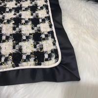 Couverture en flanelle toute saison, tissée en or, 100% polyester, tissu uni doux, ornements suspendus en pompons, literie en peluche