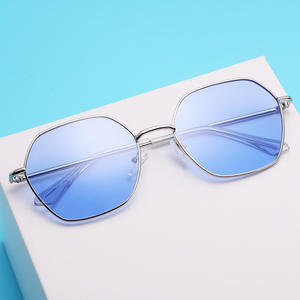 แว่นกันแดดโลหะสำหรับผู้หญิง UV400 คลาส 2 น้ำหนักเบา กรอบสีทอง เลนส์ PC สำหรับการเดินทาง แฟชั่น การขับขี่ ป้องกันแสงแดด - Product Image 4