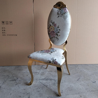 Chaise de mariage moderne noire de luxe avec dossier haut et cadre doré pour événements et réceptions en appartement et en villa