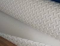 Membrane de protection de toiture en TPO gris soudable à chaud avec bordure en plaque diamantée et ligne de marquage jaune pour passerelle